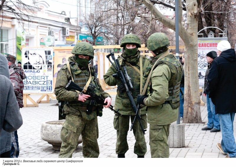 1 марта 2014 г. Вежливые люди охраняют центр Симферополя-min